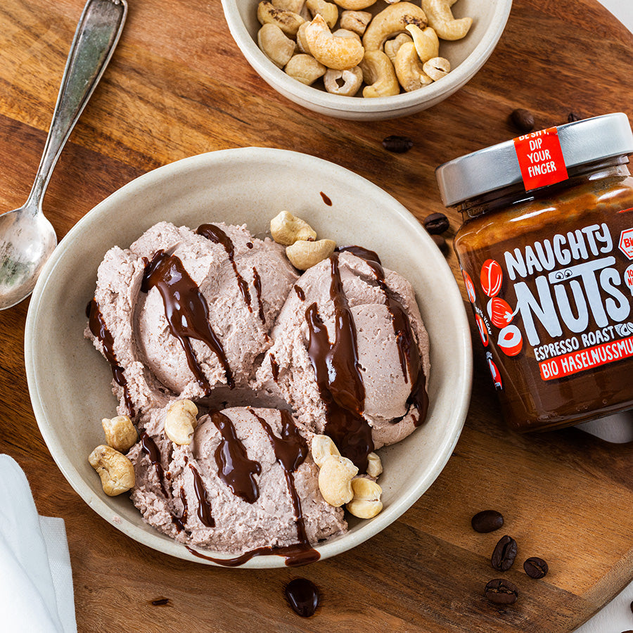 Veganes Eis mit Kaffee-Geschmack und Naughty Nuts BIO Cashewmus Smooth und Naughty Nuts BIO Haselnussmus Espresso Roast
