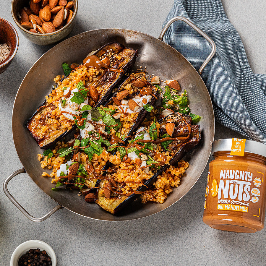 Gebackene Aubergine mit Bulgur und Naughty Nuts BIO Mandelmus Smooth
