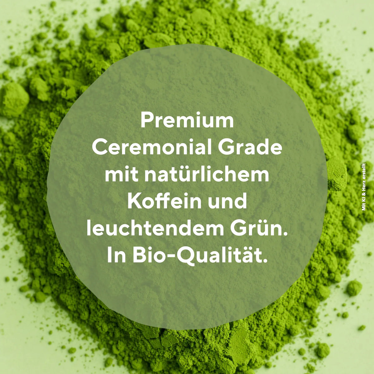 Haufen aus feinem grünem Matcha Pulver mit Text über Premium Bio Qualität und natürlichem Koffein