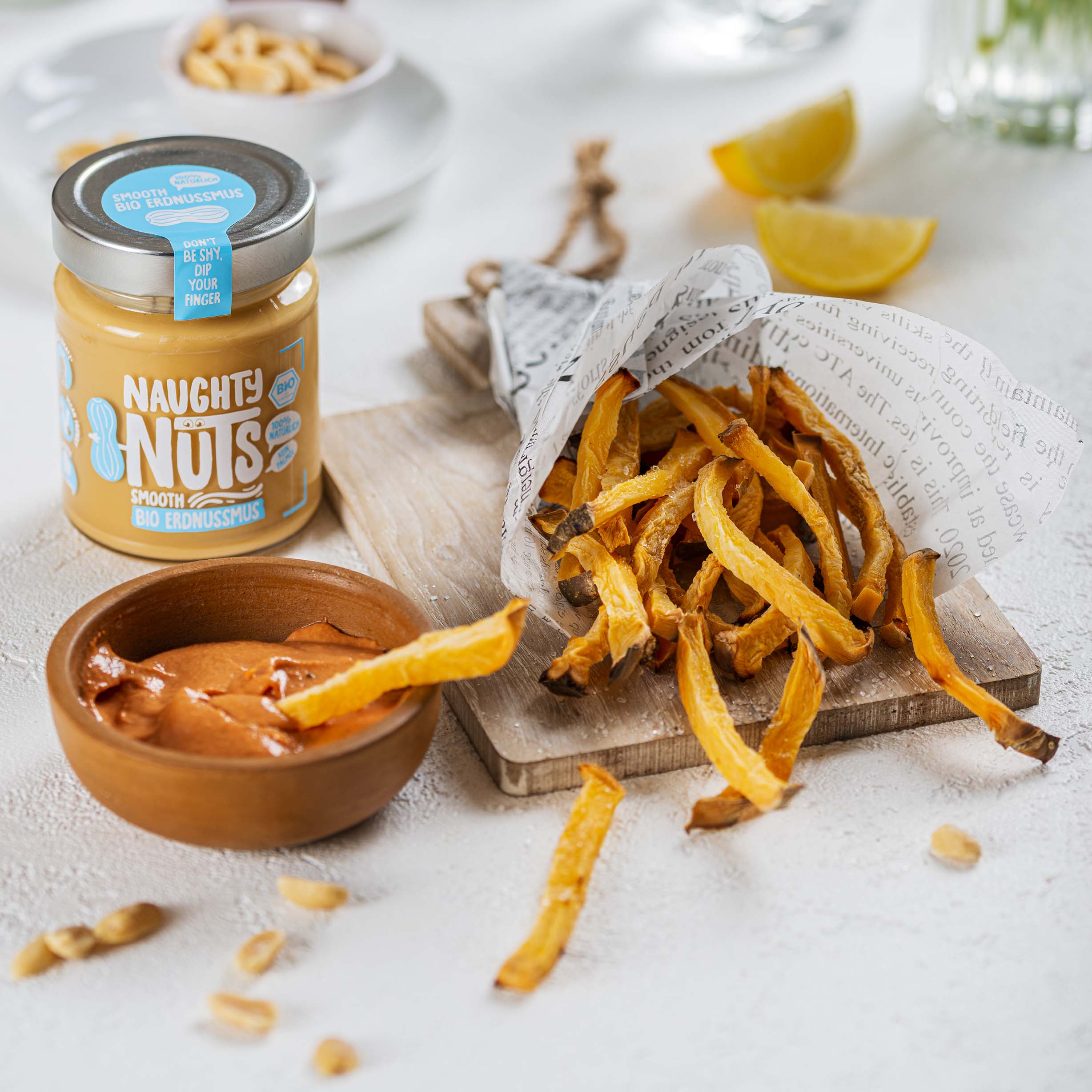 Vegane Steckrüben Pommes mit Rote Beete Erdnuss-Dip und Naughty Nuts Bio Erdnussmus Smooth