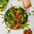 Vegane Frühlingsbowl mit grünem Spargel und Mandeldressing aus Naughty Nuts Bio Mandelmus Smooth
