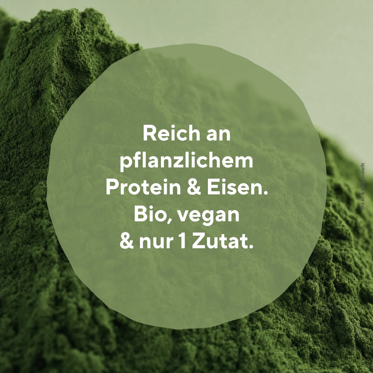 Gruenes Pulver mit Text ueber pflanzliches Protein Eisen Bio und vegane Qualitaet