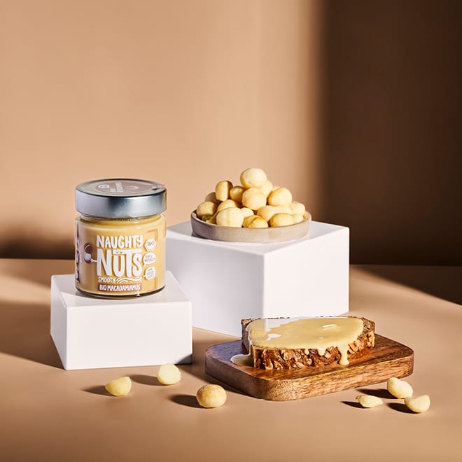 Bio Macadamiamus Smooth im Glas, Macadamianüsse in Schale und auf Brot