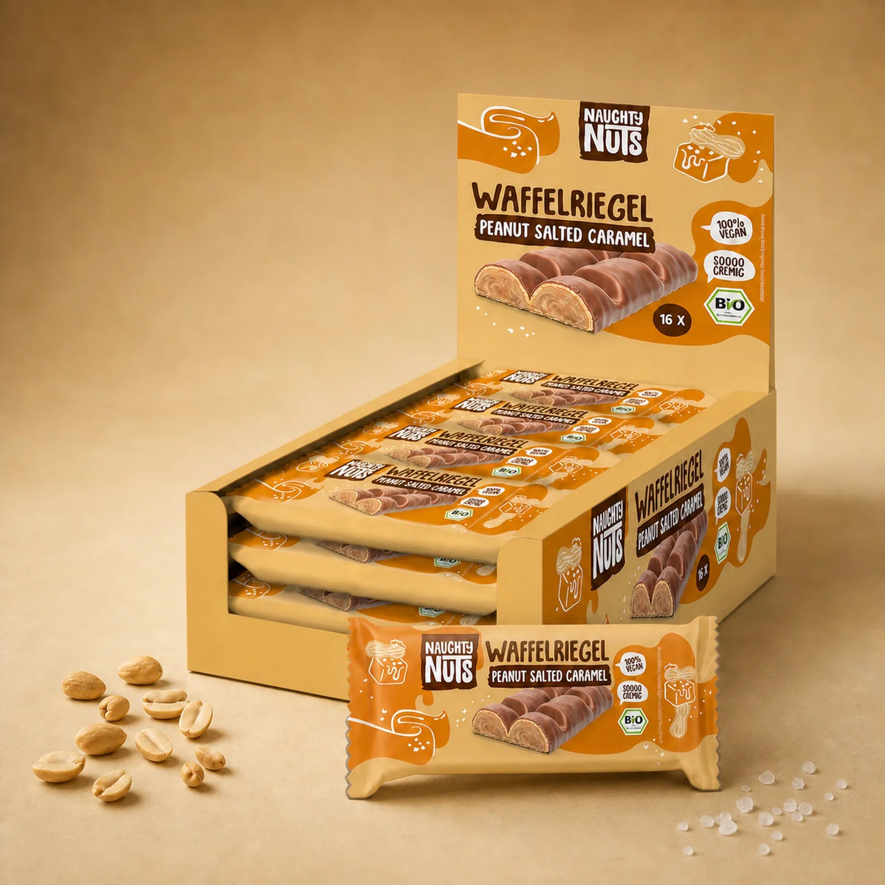 Verkaufsdisplay mit 16 Bio Waffelriegeln Peanut Salted Caramel und einzelnen Erdnüssen sowie Salzkristallen